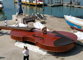 “VIOLÍN DE NOÉ”: UN BARCO-VIOLÍN QUE SERVIRÁ DE ESCENARIO PARA CONCIERTOS EN LA LAGUNA DE VENECIA