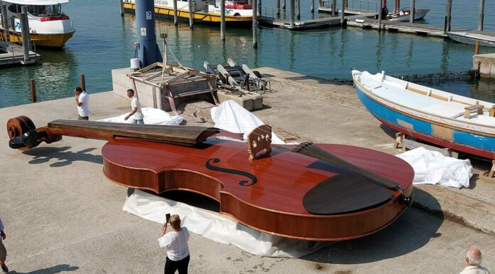 “VIOLÍN DE NOÉ”: UN BARCO-VIOLÍN QUE SERVIRÁ DE ESCENARIO PARA CONCIERTOS EN LA LAGUNA DE VENECIA