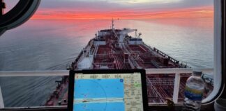 VIDEO – HOY EN EL RÍO DE LA PLATA, NAVEGACIÓN CON NIEBLA DESDE EL PUENTE DE UN TANQUERO DE 230 M