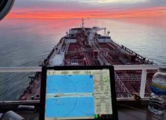 VIDEO – HOY EN EL RÍO DE LA PLATA, NAVEGACIÓN CON NIEBLA DESDE EL PUENTE DE UN TANQUERO DE 230 M