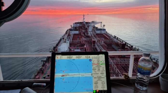 VIDEO – HOY EN EL RÍO DE LA PLATA, NAVEGACIÓN CON NIEBLA DESDE EL PUENTE DE UN TANQUERO DE 230 M