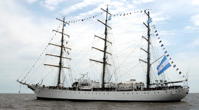 LA FRAGATA LIBERTAD LLEGÓ A LAS GRUTAS