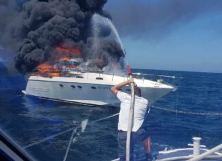 ITALIA: UN YATE DE 15 METROS SE HUNDIÓ TRAS SER ENVUELTO EN LLAMAS EN CAPRI