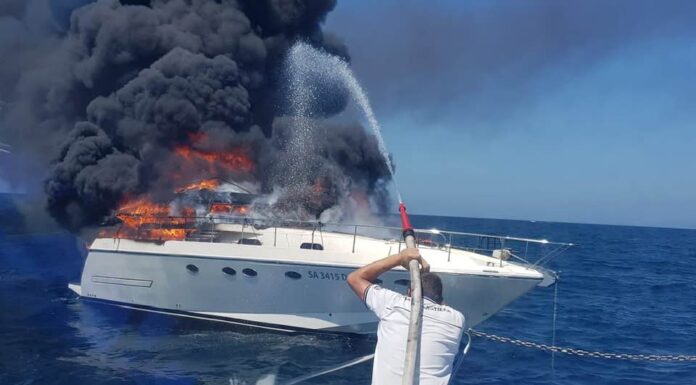 ITALIA: UN YATE DE 15 METROS SE HUNDIÓ TRAS SER ENVUELTO EN LLAMAS EN CAPRI