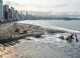 JAN DE NUL GROUP COMENZÓ LAS OBRAS DE DRAGADO PARA AMPLIAR LA PLAYA DE CAMBORIÚ
