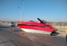 CÓRDOBA: UNA LANCHA CAYÓ DE UN TRÁILER Y OCASIONÓ UN BLOQUEO EN EL TRÁNSITO