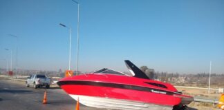 CÓRDOBA: UNA LANCHA CAYÓ DE UN TRÁILER Y OCASIONÓ UN BLOQUEO EN EL TRÁNSITO