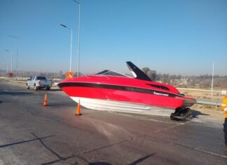 CÓRDOBA: UNA LANCHA CAYÓ DE UN TRÁILER Y OCASIONÓ UN BLOQUEO EN EL TRÁNSITO