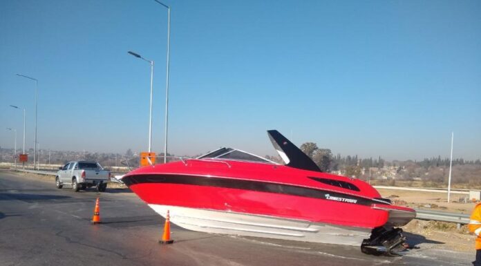CÓRDOBA: UNA LANCHA CAYÓ DE UN TRÁILER Y OCASIONÓ UN BLOQUEO EN EL TRÁNSITO