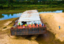 CORRIENTES: UNA BARCAZA QUEDÓ TOTALMENTE AL DESCUBIERTO DEBIDO A LA BAJANTE DEL RÍO PARANÁ