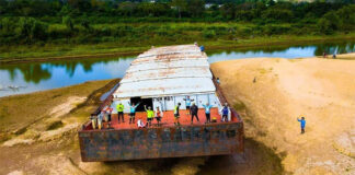 CORRIENTES: UNA BARCAZA QUEDÓ TOTALMENTE AL DESCUBIERTO DEBIDO A LA BAJANTE DEL RÍO PARANÁ