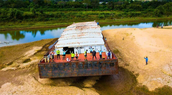 CORRIENTES: UNA BARCAZA QUEDÓ TOTALMENTE AL DESCUBIERTO DEBIDO A LA BAJANTE DEL RÍO PARANÁ