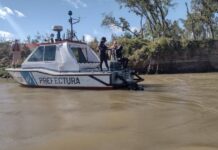 NAUFRAGIO EN GOYA – LANCHA DE PESCADORES DA VUELTA DE CAMPANA EN UN PARANÁ CON VIENTO Y OLEAJE