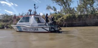 NAUFRAGIO EN GOYA – LANCHA DE PESCADORES DA VUELTA DE CAMPANA EN UN PARANÁ CON VIENTO Y OLEAJE