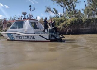 NAUFRAGIO EN GOYA – LANCHA DE PESCADORES DA VUELTA DE CAMPANA EN UN PARANÁ CON VIENTO Y OLEAJE