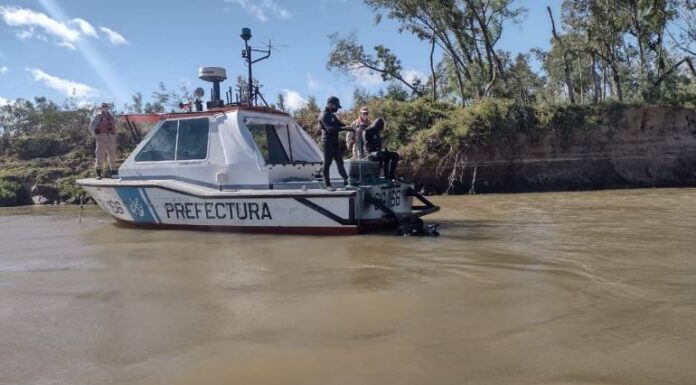 NAUFRAGIO EN GOYA – LANCHA DE PESCADORES DA VUELTA DE CAMPANA EN UN PARANÁ CON VIENTO Y OLEAJE