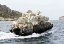 UN BARCO CON FORMA DE ROCA PASA DESAPERCIBIDO POR LAS COSTAS DE MARSELLA