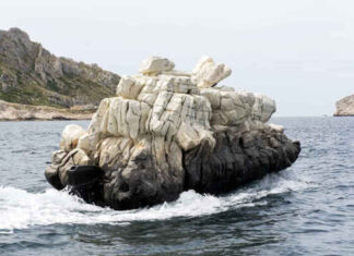 UN BARCO CON FORMA DE ROCA PASA DESAPERCIBIDO POR LAS COSTAS DE MARSELLA
