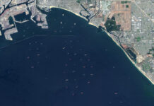 CAPTAN DESDE EL ESPACIO UNA ENORME FILA DE BUQUES PORTACONTENEDORES CERCA DE LAS COSTAS DE CALIFORNIA, ¿A QUE SE DEBE?