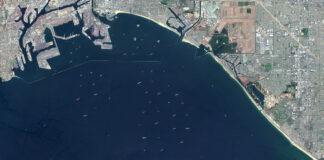 CAPTAN DESDE EL ESPACIO UNA ENORME FILA DE BUQUES PORTACONTENEDORES CERCA DE LAS COSTAS DE CALIFORNIA, ¿A QUE SE DEBE?