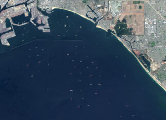 CAPTAN DESDE EL ESPACIO UNA ENORME FILA DE BUQUES PORTACONTENEDORES CERCA DE LAS COSTAS DE CALIFORNIA, ¿A QUE SE DEBE?