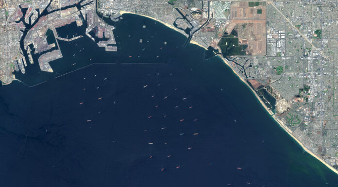 CAPTAN DESDE EL ESPACIO UNA ENORME FILA DE BUQUES PORTACONTENEDORES CERCA DE LAS COSTAS DE CALIFORNIA, ¿A QUE SE DEBE?