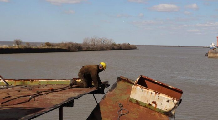 AVANZA EL DESGUACE DE BARCOS EN EL PUERTO DE BUENOS AIRES