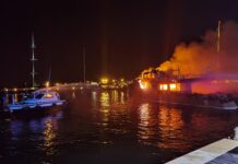 UN YATE DE 35 METROS DESTRUIDO POR LAS LLAMAS EN ITALIA