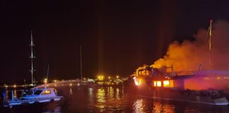 UN YATE DE 35 METROS DESTRUIDO POR LAS LLAMAS EN ITALIA