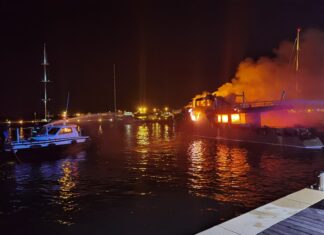 UN YATE DE 35 METROS DESTRUIDO POR LAS LLAMAS EN ITALIA