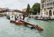 VIDEO – UN VIOLÍN GIGANTE SORPRENDIÓ A TODOS NAVEGANDO EN LOS CANALES DE VENECIA