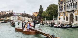 VIDEO – UN VIOLÍN GIGANTE SORPRENDIÓ A TODOS NAVEGANDO EN LOS CANALES DE VENECIA