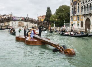 VIDEO – UN VIOLÍN GIGANTE SORPRENDIÓ A TODOS NAVEGANDO EN LOS CANALES DE VENECIA