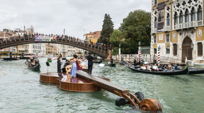 VIDEO – UN VIOLÍN GIGANTE SORPRENDIÓ A TODOS NAVEGANDO EN LOS CANALES DE VENECIA