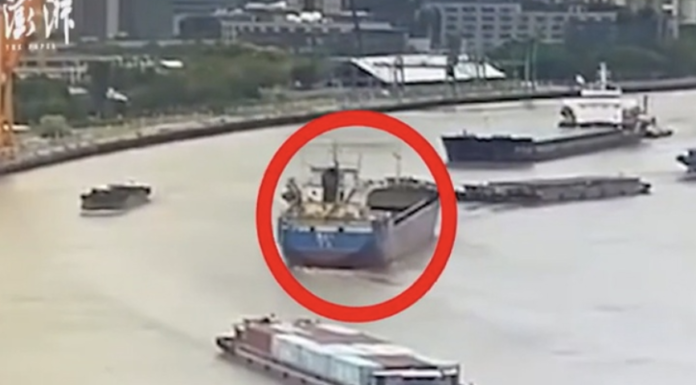 VIDEO- DOS BUQUES ESTUVIERON A PUNTO DE COLISIONAR EN UN RÍO DE SHANGHAI