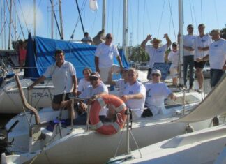 SE FUERON A ROSARIO EN UN VELERO PARA FESTEJAR SUS 40 AÑOS DE AMISTAD