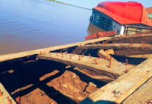 UNA ANTIGUA BARCAZA HUNDIDA QUEDÓ A LA VISTA POR LA BAJANTE DEL RÍO GUALEGUAY