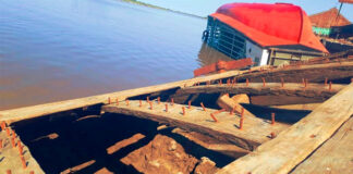UNA ANTIGUA BARCAZA HUNDIDA QUEDÓ A LA VISTA POR LA BAJANTE DEL RÍO GUALEGUAY
