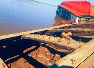 UNA ANTIGUA BARCAZA HUNDIDA QUEDÓ A LA VISTA POR LA BAJANTE DEL RÍO GUALEGUAY