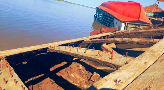 UNA ANTIGUA BARCAZA HUNDIDA QUEDÓ A LA VISTA POR LA BAJANTE DEL RÍO GUALEGUAY