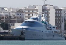 EL MEGAYATE DE LOS 160 MILLONES DE EUROS VUELVE A LUCIRSE EN EL PUERTO DE CÁDIZ