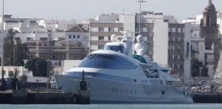 EL MEGAYATE DE LOS 160 MILLONES DE EUROS VUELVE A LUCIRSE EN EL PUERTO DE CÁDIZ