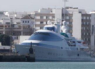EL MEGAYATE DE LOS 160 MILLONES DE EUROS VUELVE A LUCIRSE EN EL PUERTO DE CÁDIZ