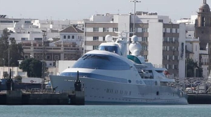 EL MEGAYATE DE LOS 160 MILLONES DE EUROS VUELVE A LUCIRSE EN EL PUERTO DE CÁDIZ