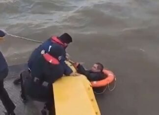 SORPRESA Y MISTERIO EN EL RÍO DE LA PLATA: RESCATAN A DOS NÁUFRAGOS, ENCUENTRAN MUERTA A UNA PERSONA Y SECUESTRAN 37 KILOS DE COCAÍNA