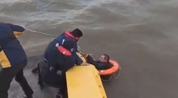 SORPRESA Y MISTERIO EN EL RÍO DE LA PLATA: RESCATAN A DOS NÁUFRAGOS, ENCUENTRAN MUERTA A UNA PERSONA Y SECUESTRAN 37 KILOS DE COCAÍNA