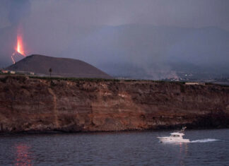 DESPLAZAN LA ZONA DE EXCLUSIÓN DE NAVEGACIÓN POR EL VOLCÁN DE LA PALMA