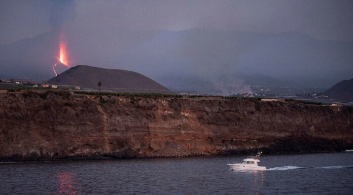 DESPLAZAN LA ZONA DE EXCLUSIÓN DE NAVEGACIÓN POR EL VOLCÁN DE LA PALMA