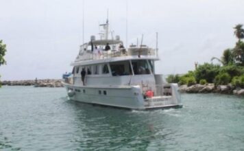 UN BARCO DIVISÓ LUCES DE BENGALAS EN LA ZONA DONDE BUSCAN AL YATE DESAPARECIDO CON TRIPULANTES ARGENTINOS