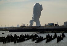 ESCULTURA GIGANTE SILENCIA BARCOS EN NUEVA YORK